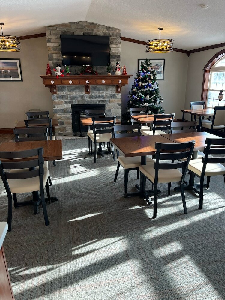 Фото Fireside Inn & Suites