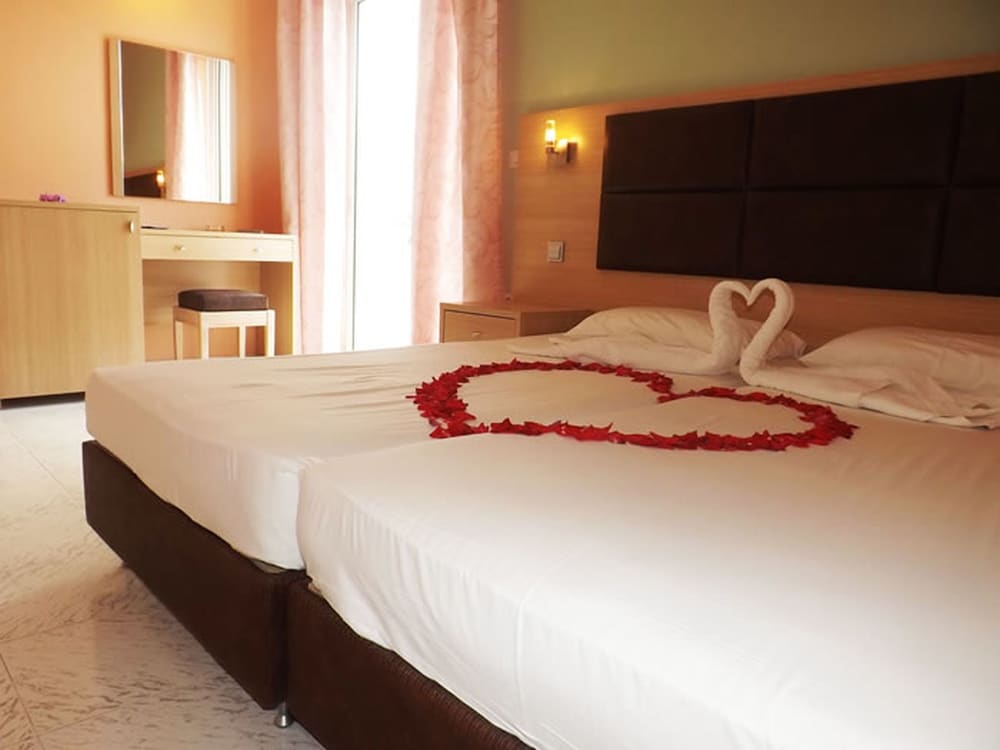 Фото Leonidas Hotel and Studios