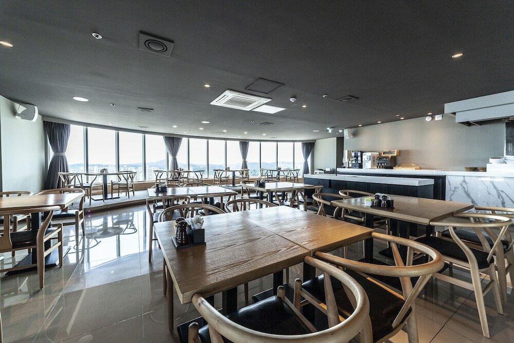 Фото Gangneung Tourist Hotel