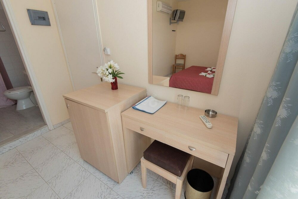 Фото Leonidas Hotel and Studios