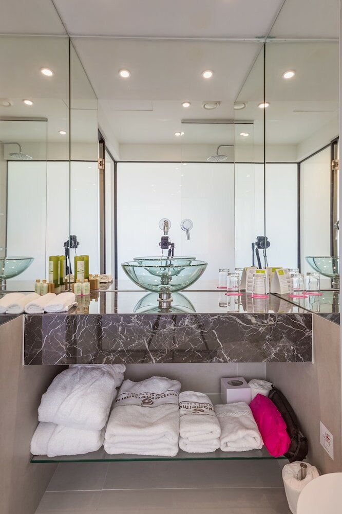 Фото Napa Mermaid Hotel & Suites