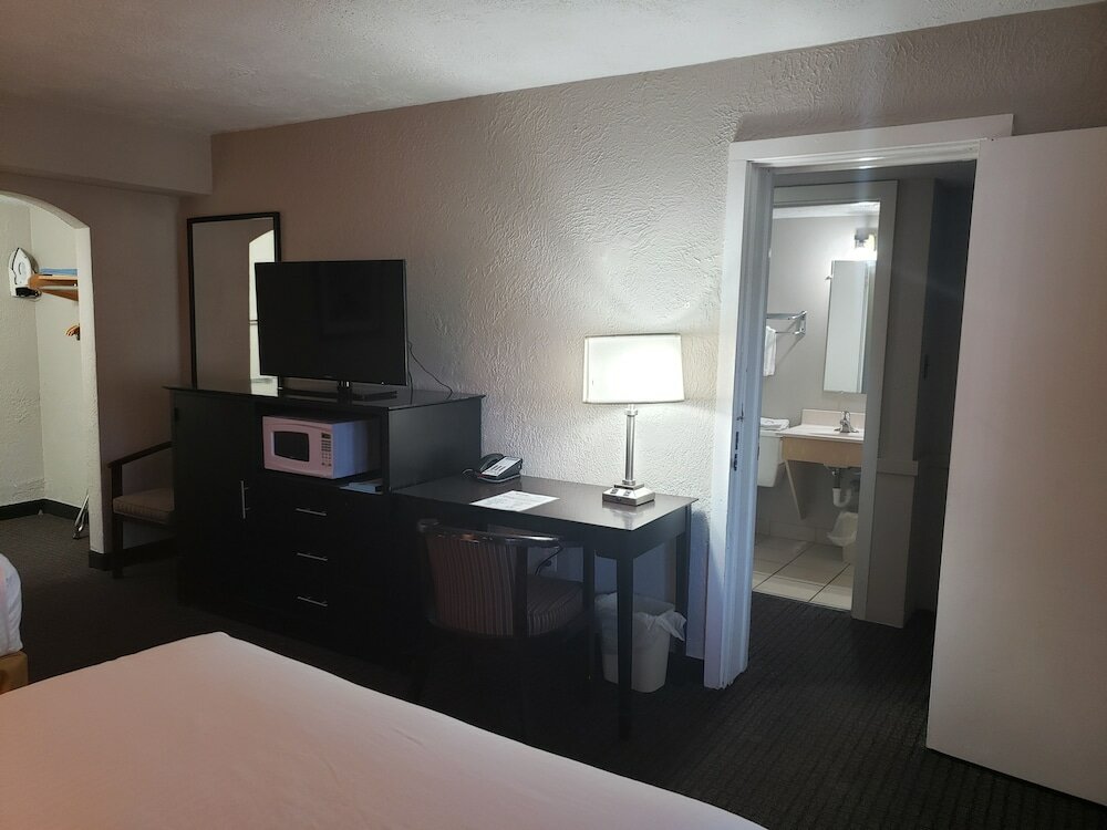 Фото Travelodge by Wyndham Traverse City Mi