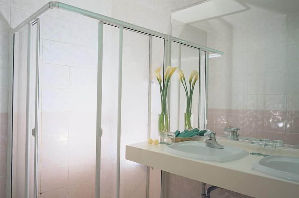 Фото Lakeside Resort Hotel