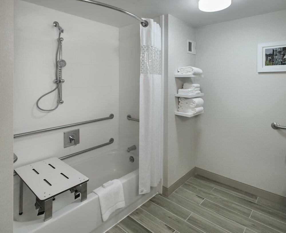 Фото Hampton Inn Boston - Logan Airport