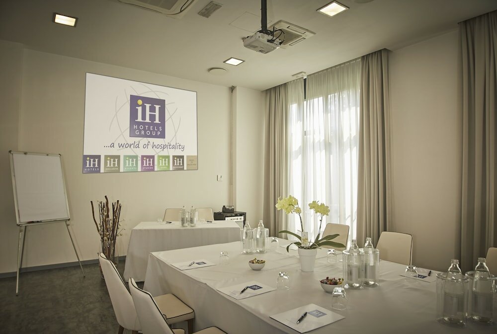 Фото IH Hotels Milano Lorenteggio