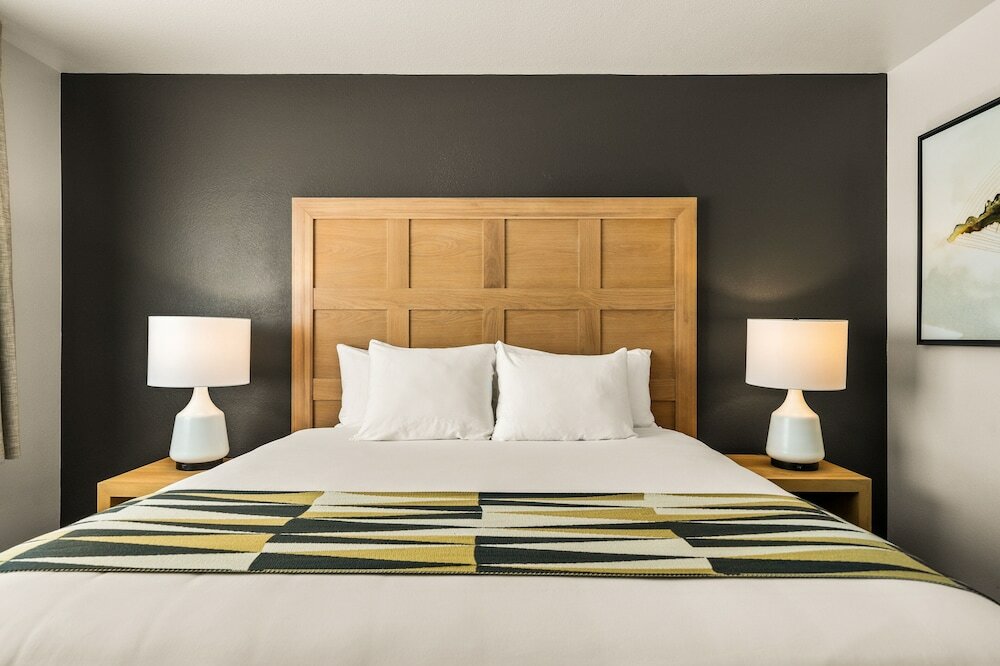 Фото Oxford Suites Redding