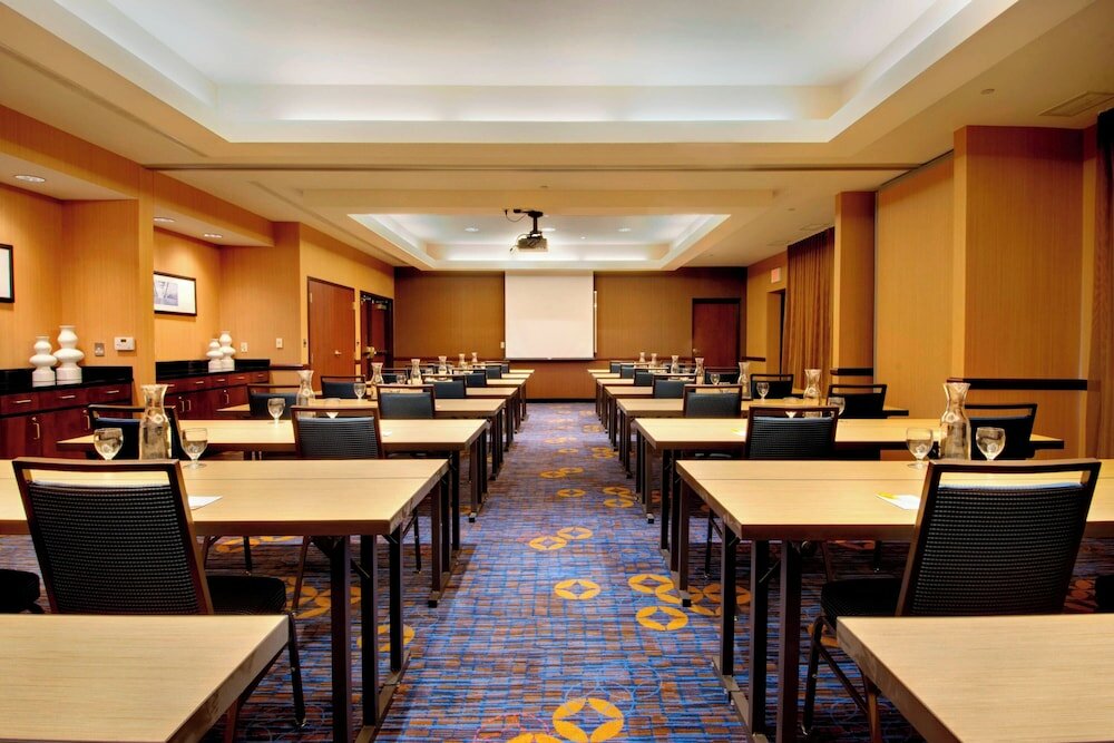 Фото Courtyard Madison East