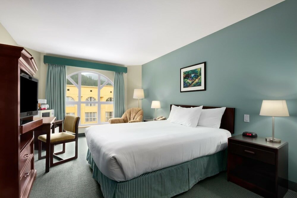 Фото Harrison Lake Hotel