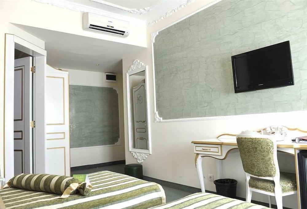 Фото Queen's Astoria Design Hotel