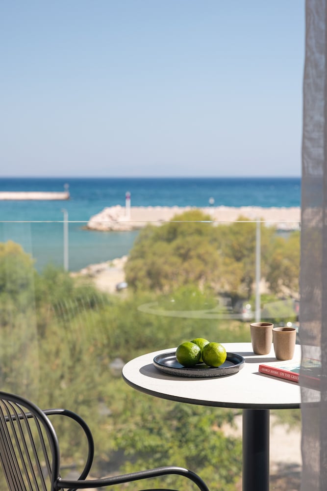 Фото Erato Seaside Hotel