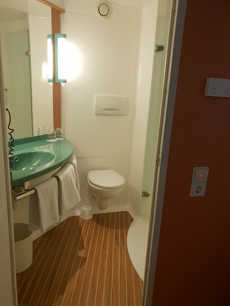 Фото B&B HOTEL Hamburg Airport