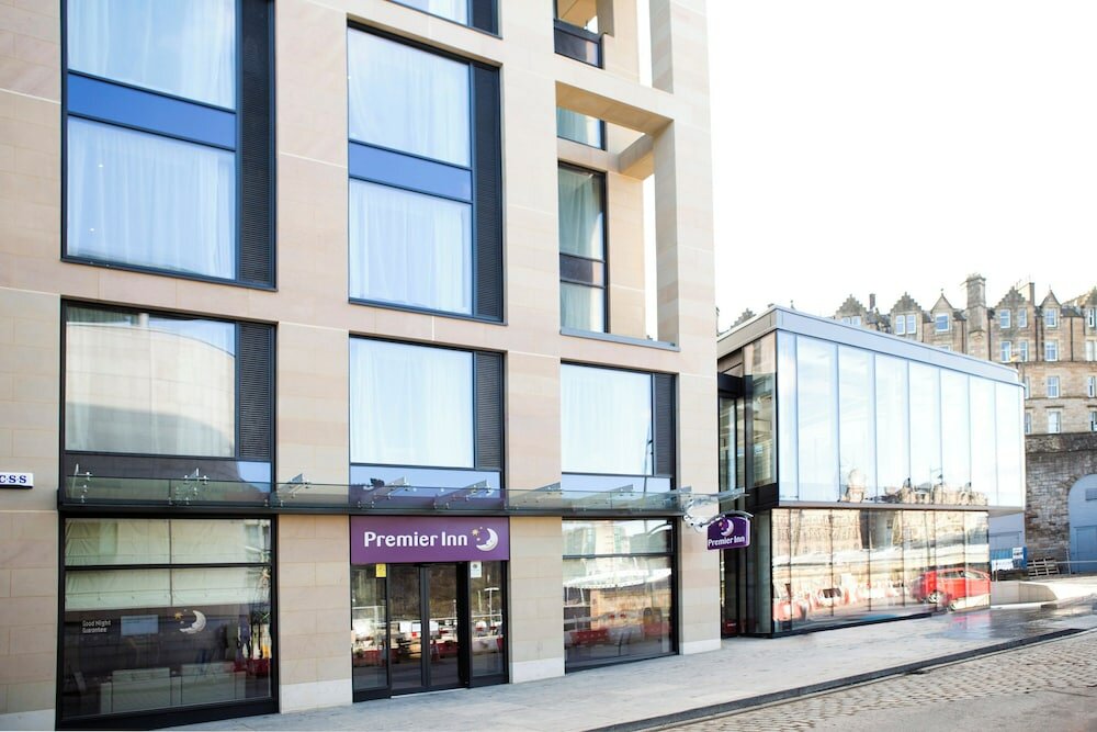 Фото Premier Inn Edinburgh City Centre Royal Mile