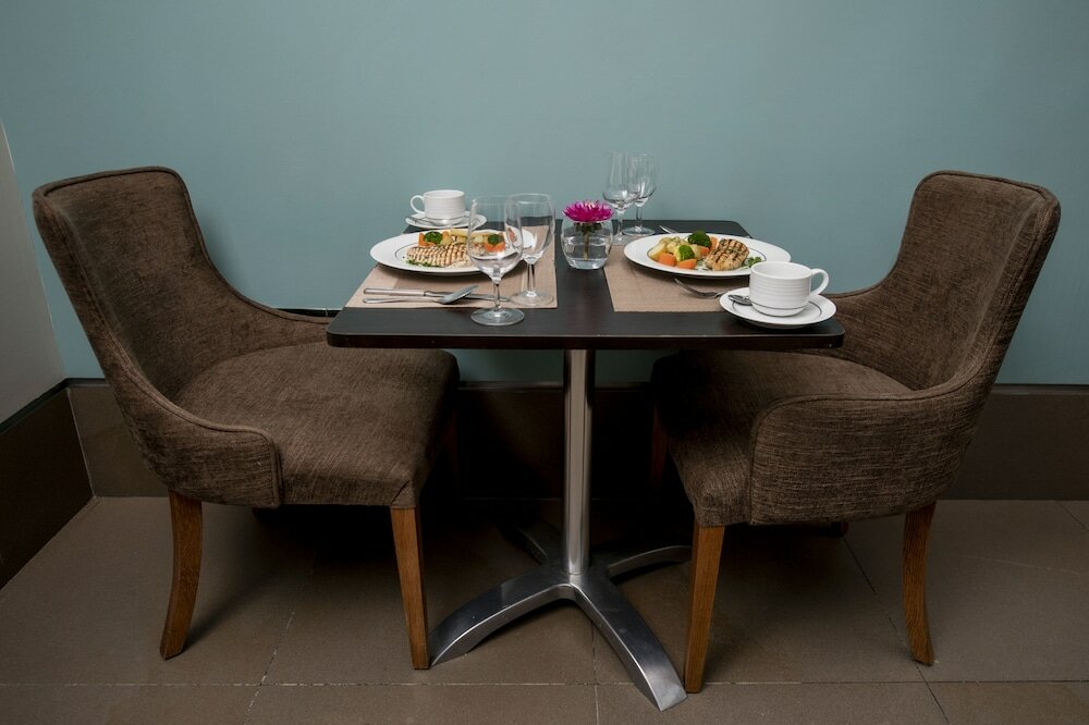 Фото Langham Court Hotel