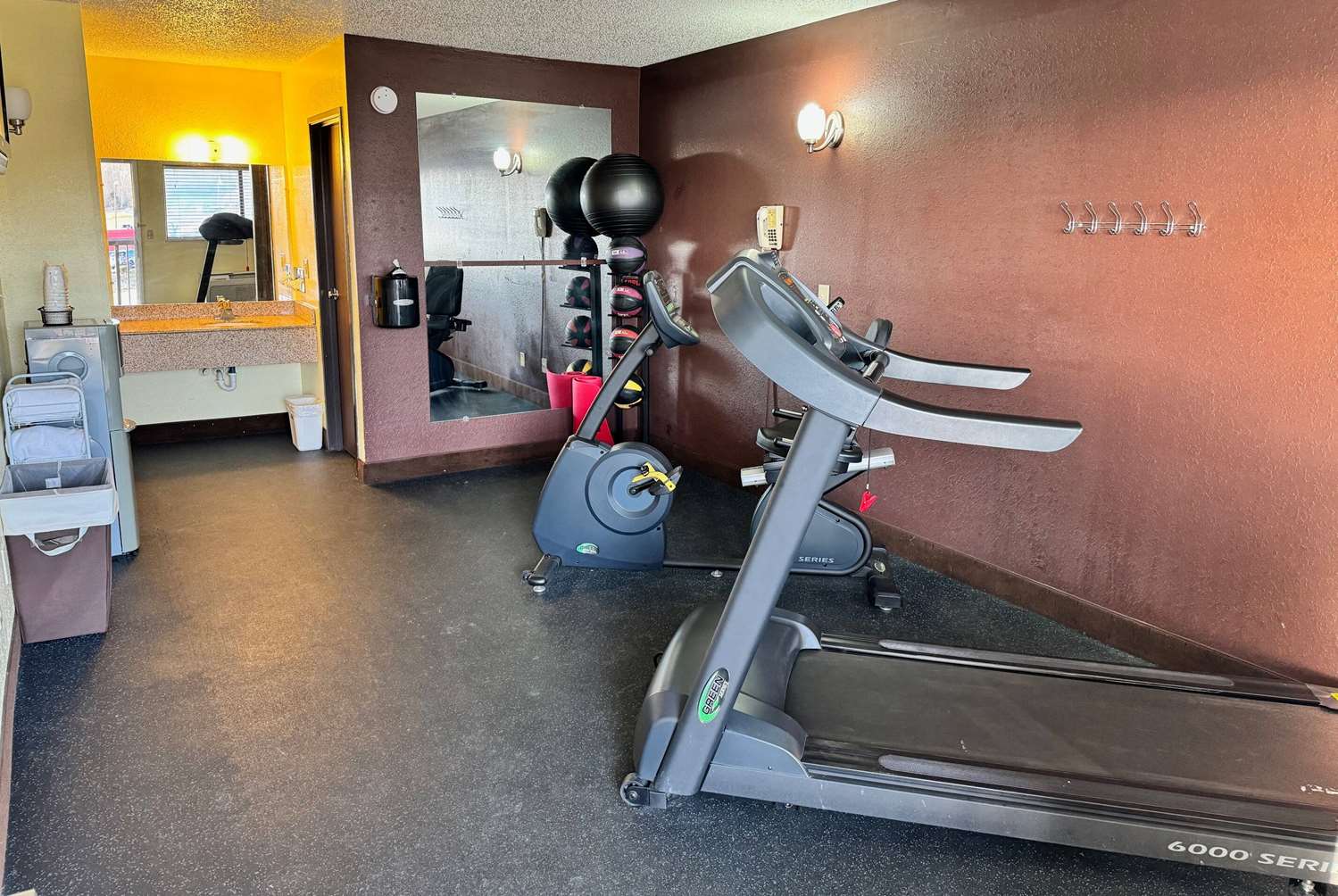 Фото Days Inn by Wyndham Cloverdale Greencastle