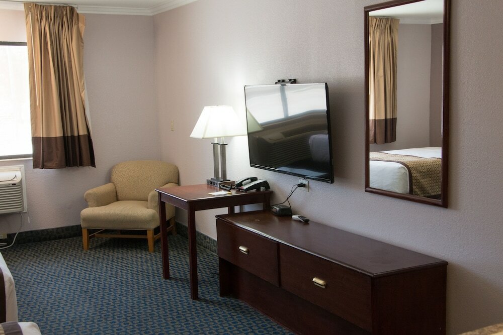 Фото Days Inn by Wyndham Indio