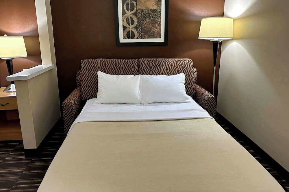 Фото Quality Suites Near West Acres