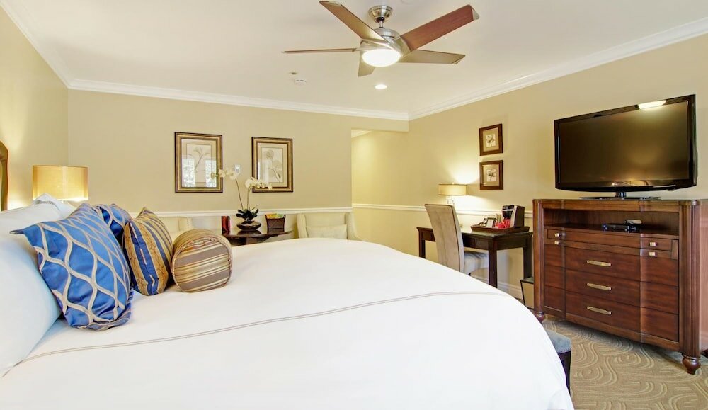 Фото Carriage House Inn