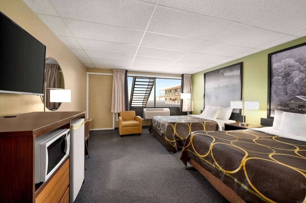 Фото Super 8 by Wyndham Hearst On