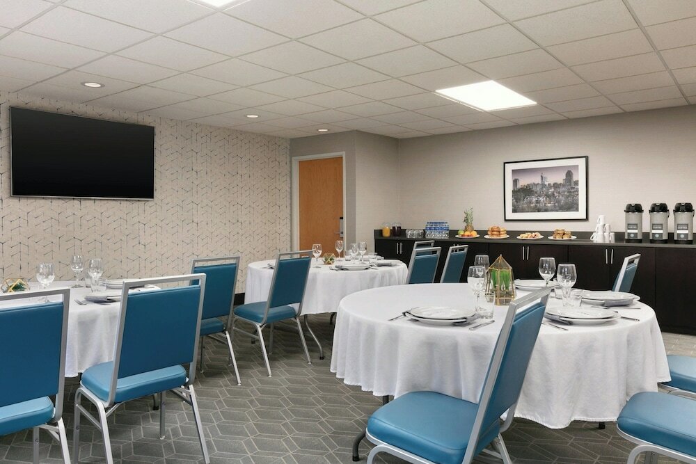 Фото Four Points by Sheraton Raleigh Arena
