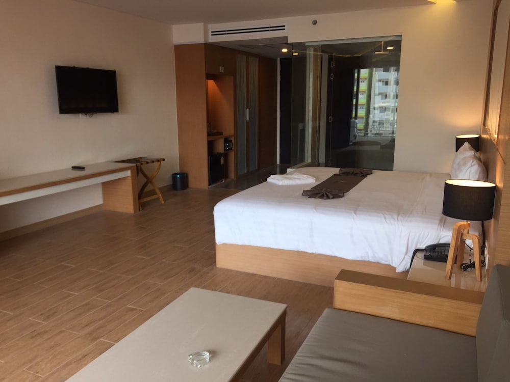 Фото The Vista Hotel