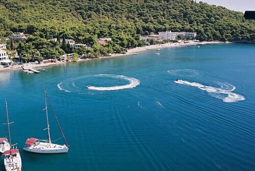 Внешний вид отеля Cascade Holiday Resort в Поросе, фото 2