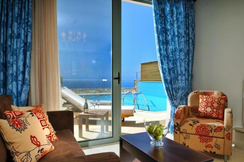 Фото Royal Heights Resort Villas & SPA