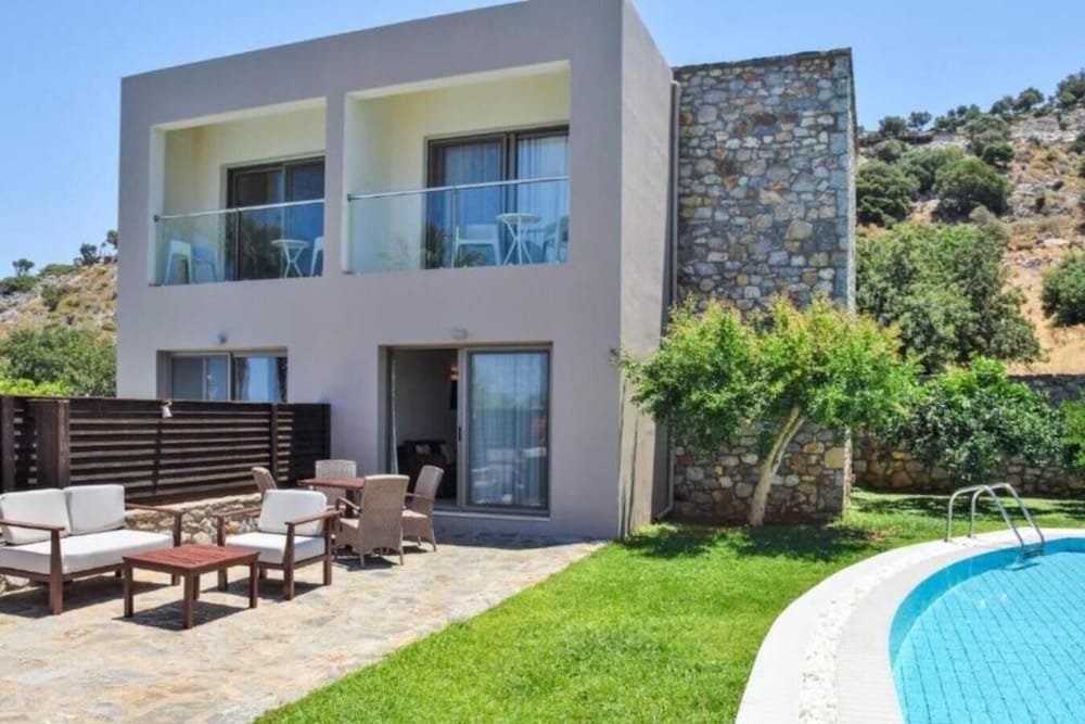 Фото Royal Heights Resort Villas & SPA