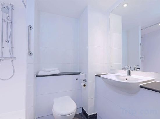 Фото Travelodge Edinburgh Central