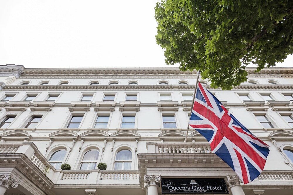 Фото The Queen’s Gate Hotel