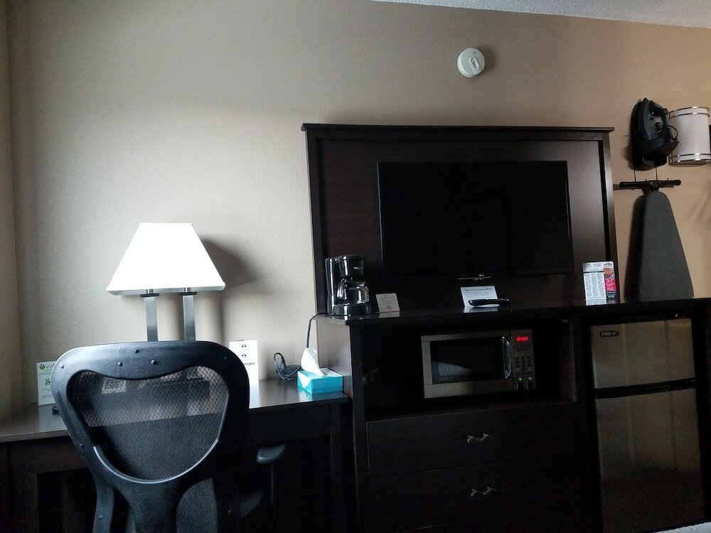 Фото Americas Best Value Inn & Suites Bismarck