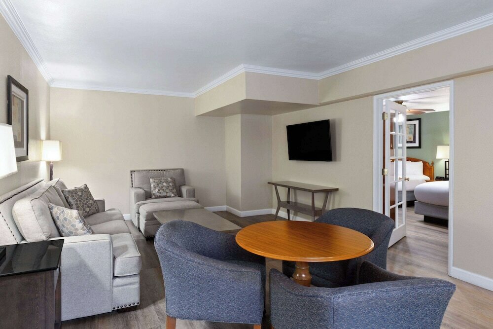 Фото Travelodge by Wyndham Monterey Bay