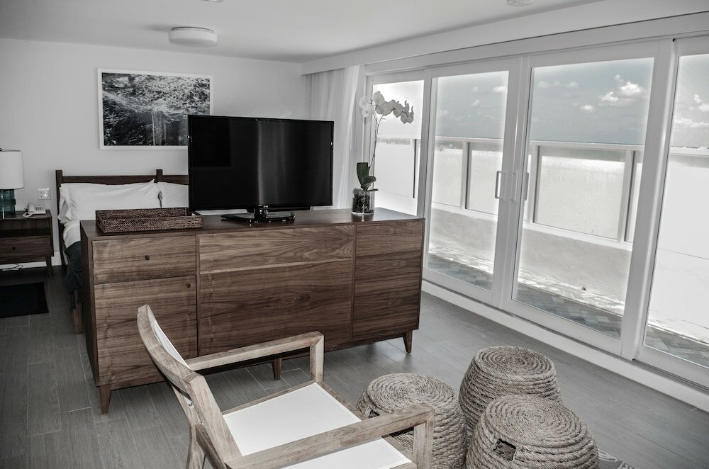 Фото Tides Inn Hotel