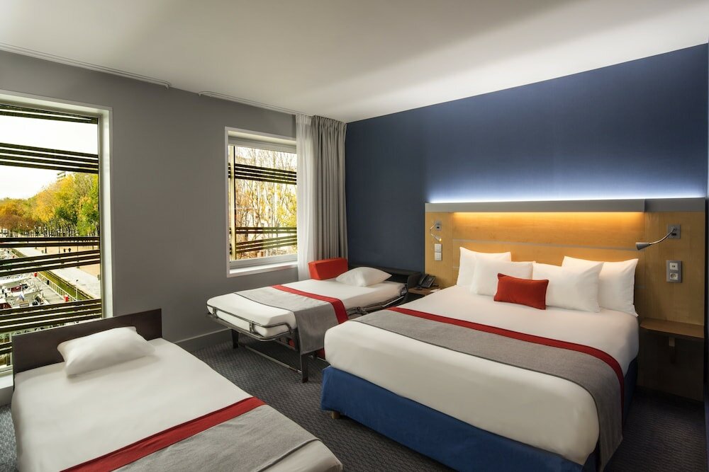 Фото Holiday Inn Express Paris - Canal de la Villette