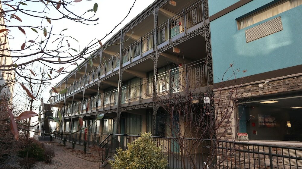 Фото Airport Waterfront Inn