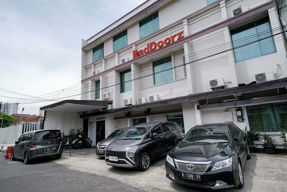 Hotel RedDoorz Near Braga Street, Bandung, photo