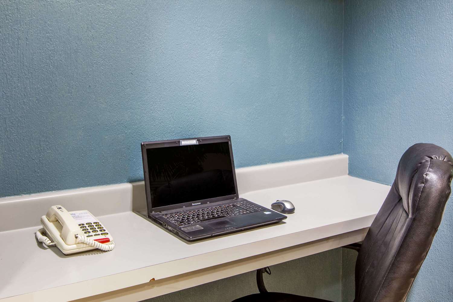 Фото Days Inn & Suites by Wyndham Webster NASA-ClearLake-Houston