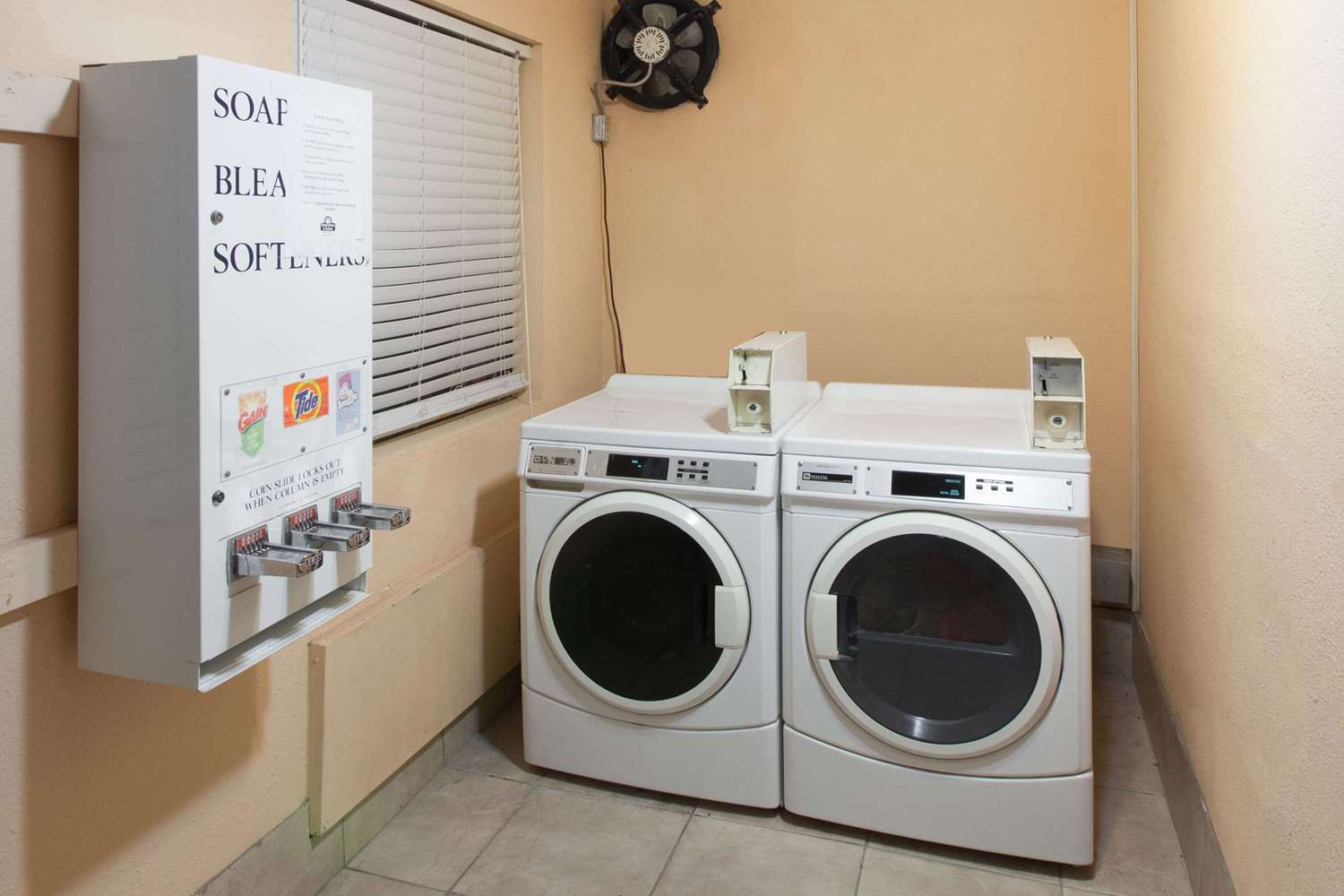 Фото Days Inn & Suites by Wyndham Webster NASA-ClearLake-Houston