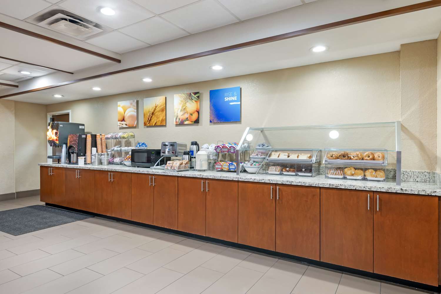 Фото Comfort Suites Downtown