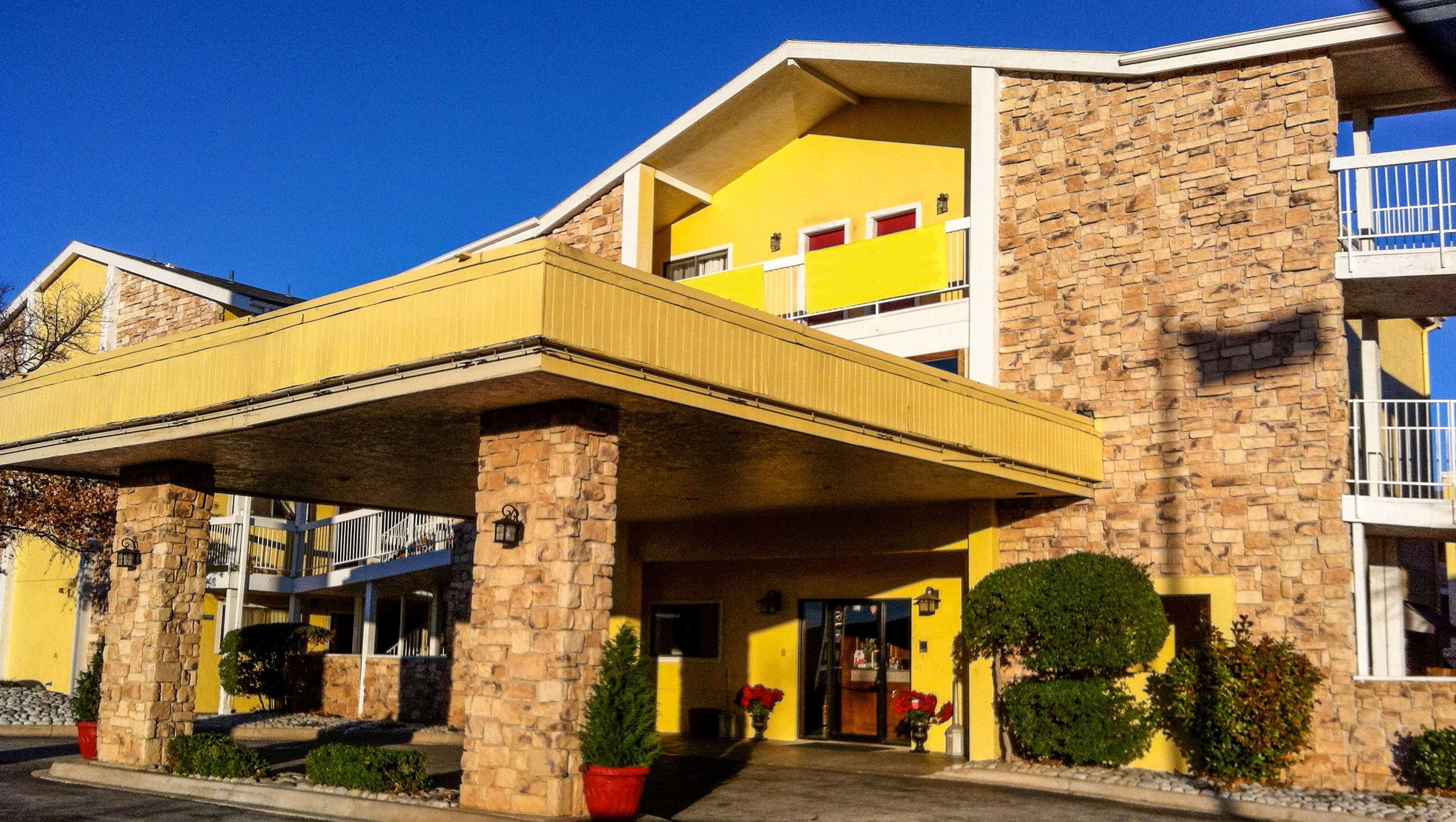 Фото Oaktree Inn and Suites