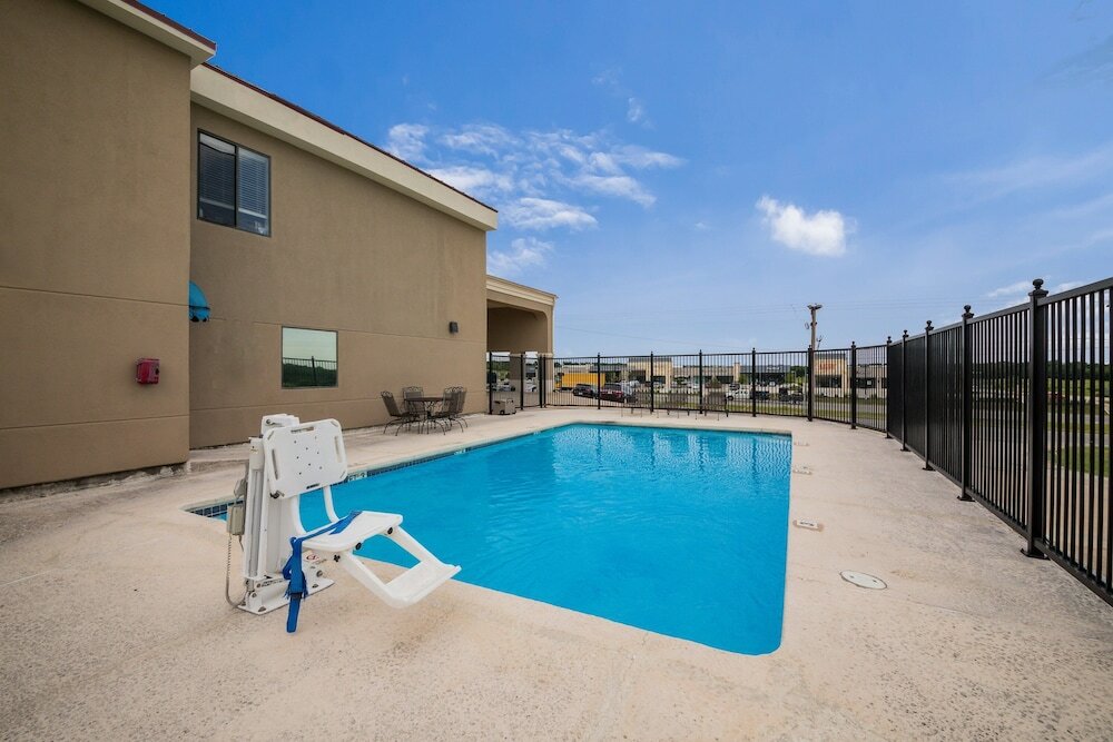 Фото Red Roof Inn & Suites Austin East - Manor