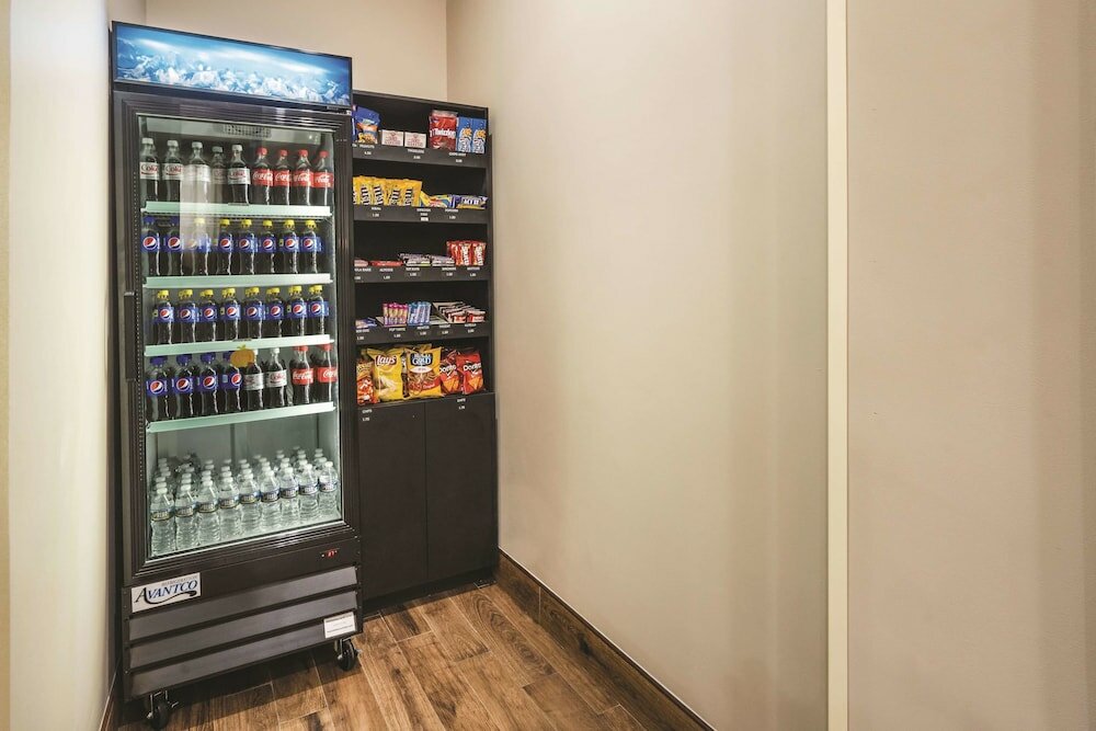 Фото La Quinta Inn & Suites by Wyndham Brooklyn Central