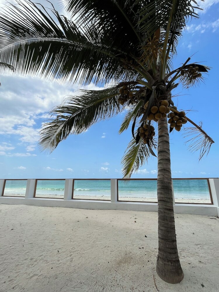 Фото Tiki Beach Club and Resort