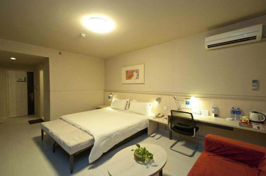 Фото Jinjiang Inn Xinxiang Railway Station