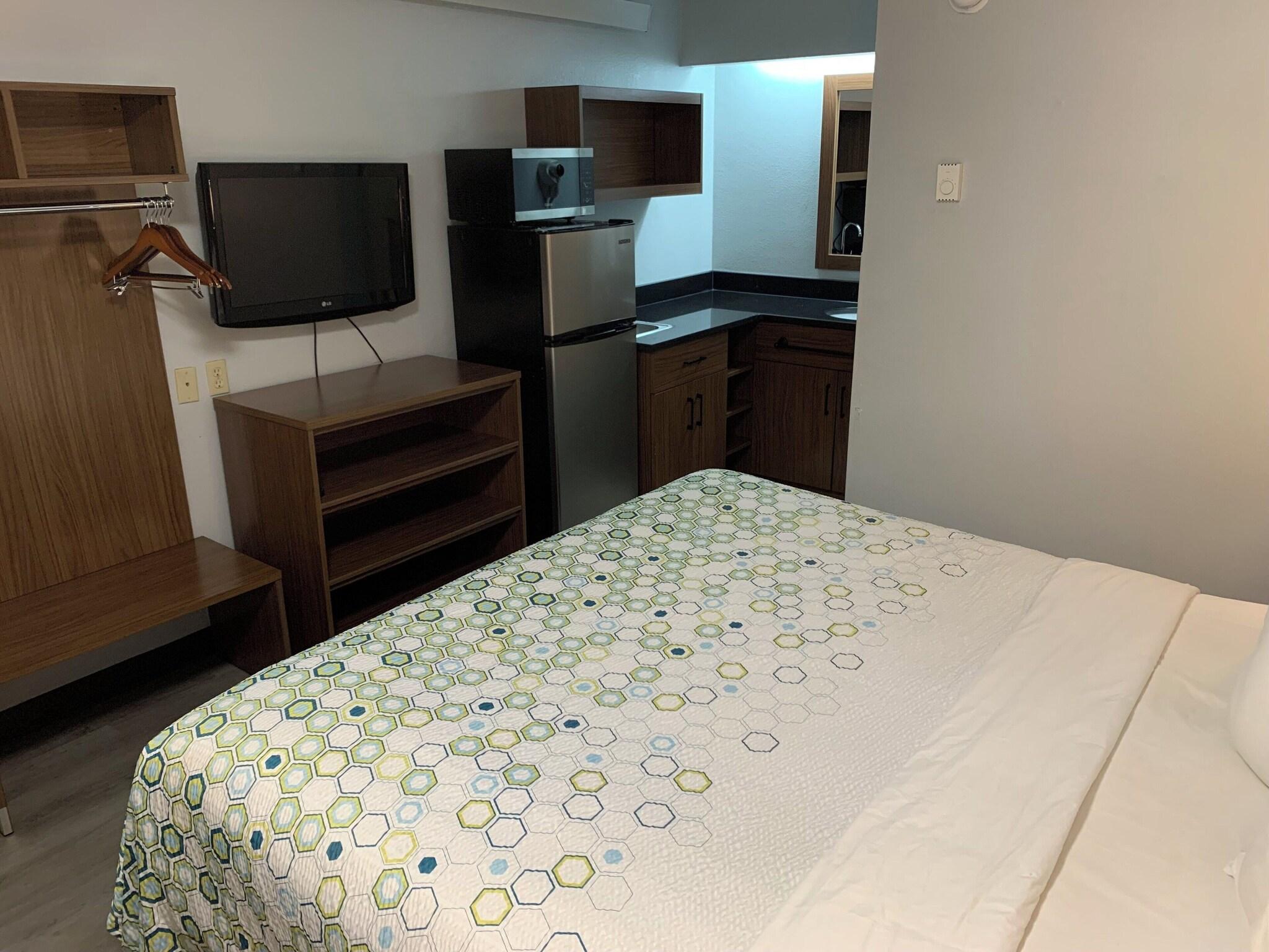 Фото HomeTowne Studios by Red Roof Mystic - New London