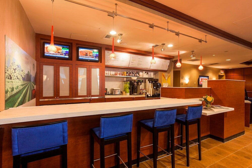 Фото Courtyard by Marriott Boston Copley Square