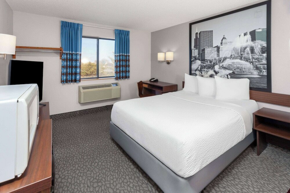 Фото Super 8 by Wyndham Romeoville Bolingbrook