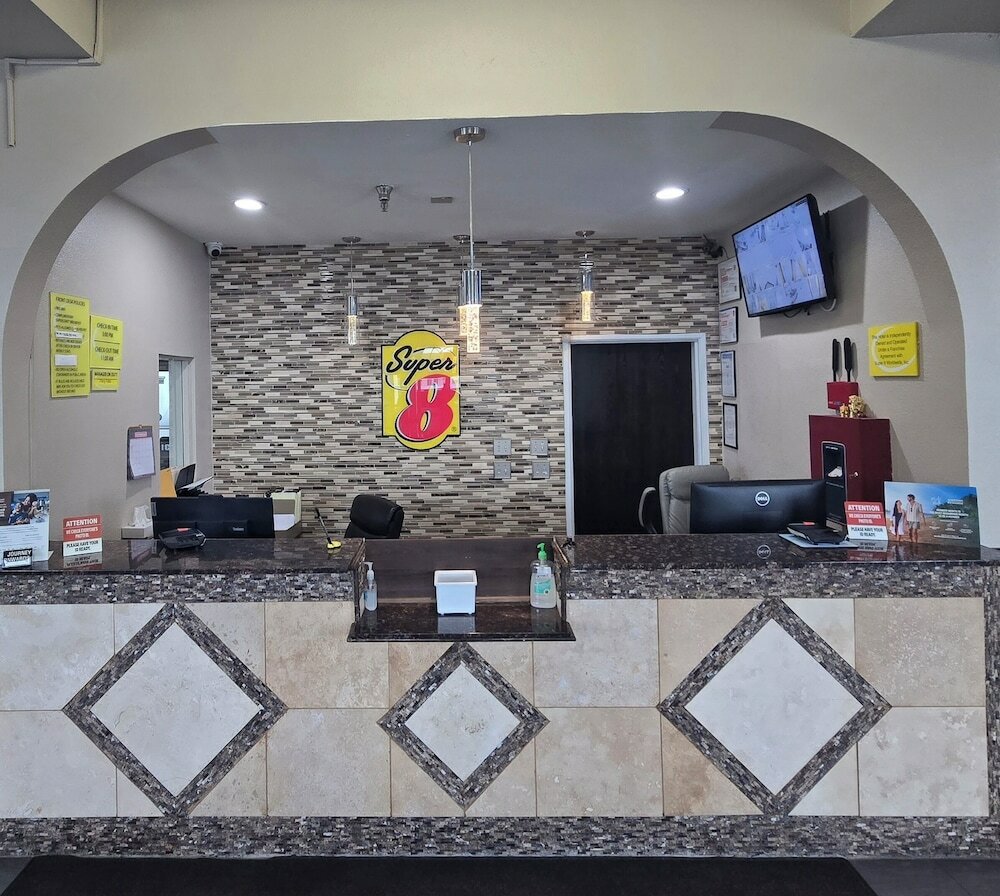 Фото Super 8 by Wyndham Kansas City