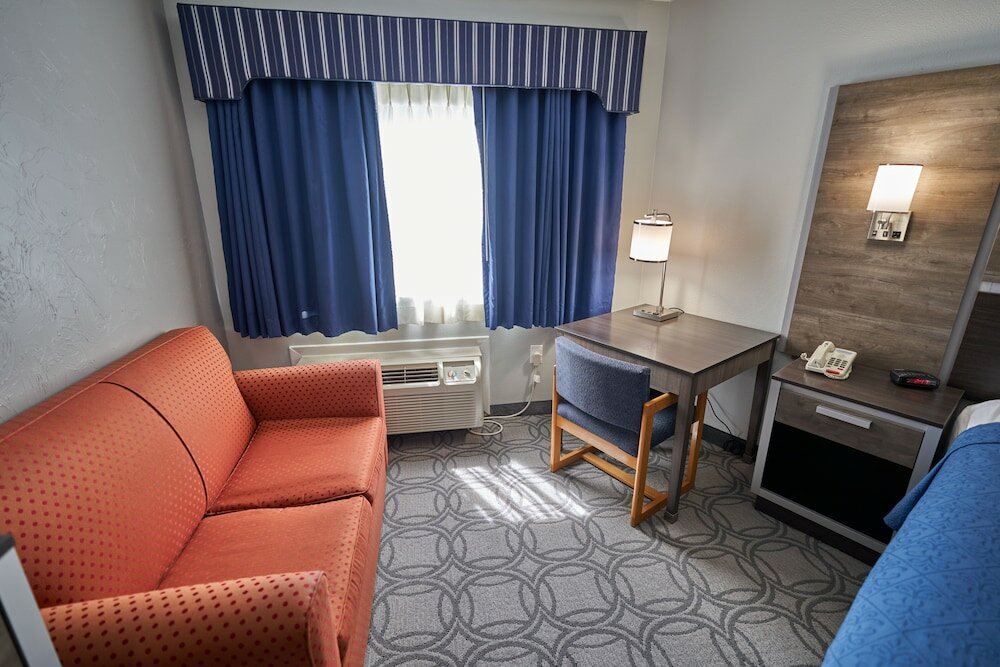 Фото Ambassador Inn & Suites