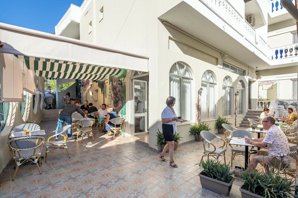 Фото Bella Vista Beach Hotel and Studios