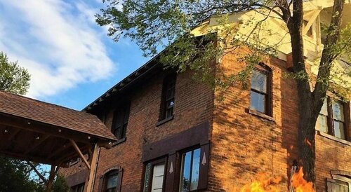 Гостиница Bunk+Brew Historic Lucas House - Hostel в Бенде